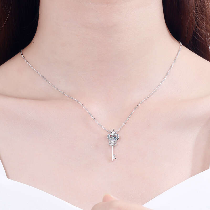 DHCollections-- S Pure Sier Collarbone Chain Suo Pendant 0.3 Moissanite Dynamic Necklace