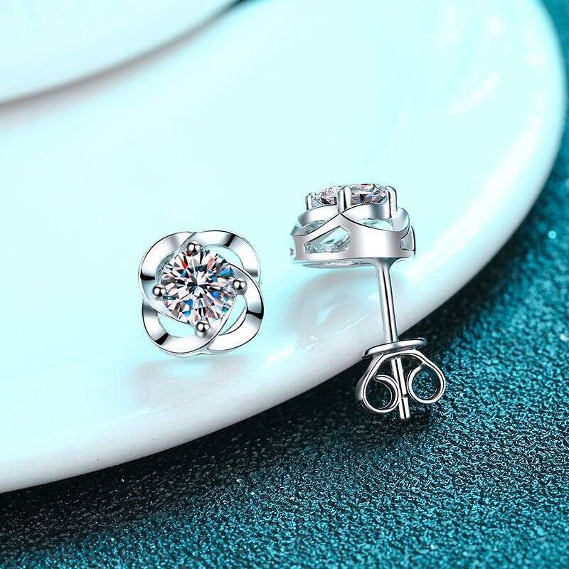 DHCollections-- XDY Pure Sier for Women Same Style 30 50 Points Simple Four-Prong Moissanite Stud Earrings Straight