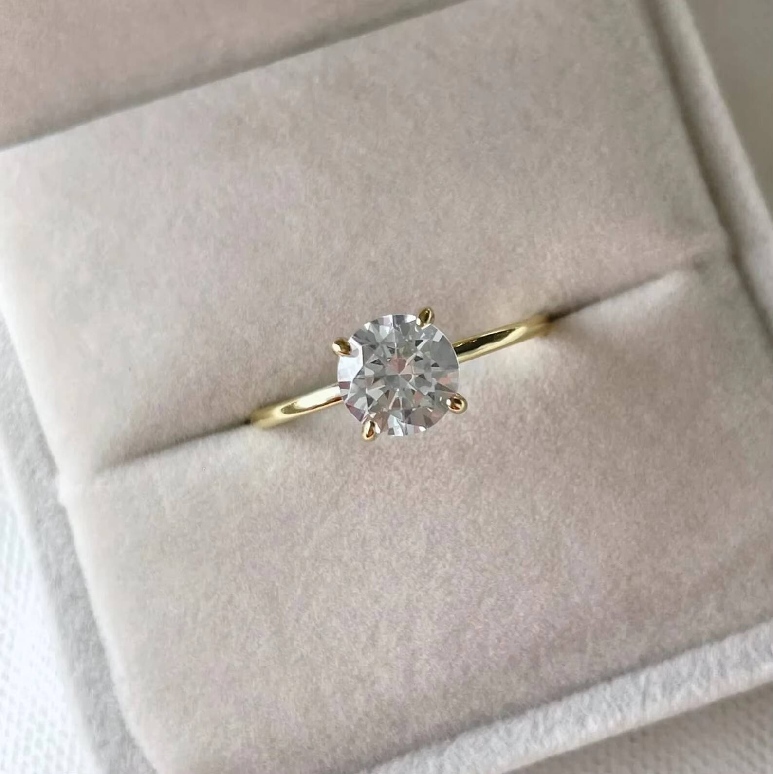 Factory Wholesale Custom 10K 14K 18K Real Solid Gold Au750 Gold Vvs Moissanite Round Brilliant Cut Solitaire Engagement Ring