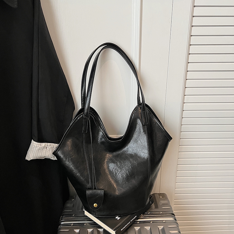 2025 Summer Women's Large Capacity Handheld Shoulder Bag Exquisite Simple Multi functional Outdoor Commuter Crossbody Bag Fashionable Mobile Phon