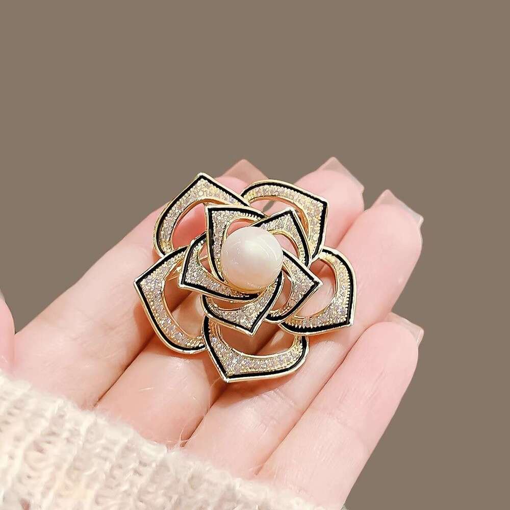 Brooch Designer luxury brooches Hollow Camellia Zircon inlay for Women men unique Elegant Jewelry formal event alloy plated 18K gold silver Festival g