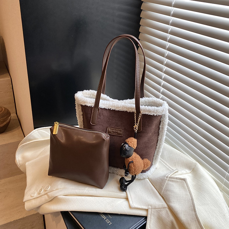 Women's 2025 New Autumn Winter Super Hot Lamb Wool Fur Velvet Vegetable Basket Casual Versatile Shoulder Bag