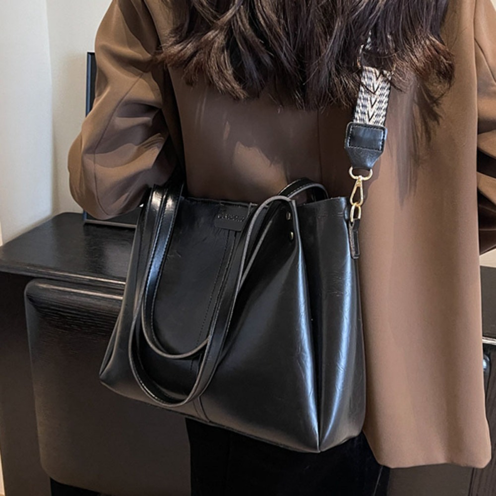 Fashionable Ladies' Oversize Fall-Winter Shoulder Pouch with Premium Build Quality