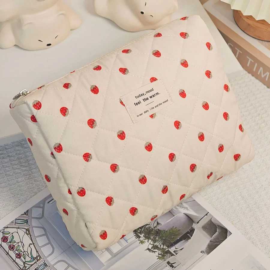 strawberry Makeup Bag Womens Cosmetic Bags Fashion Portable Cute Cosmetic Travel Storage Pouch Handbag Cotton Quilted Zipper PuT251024