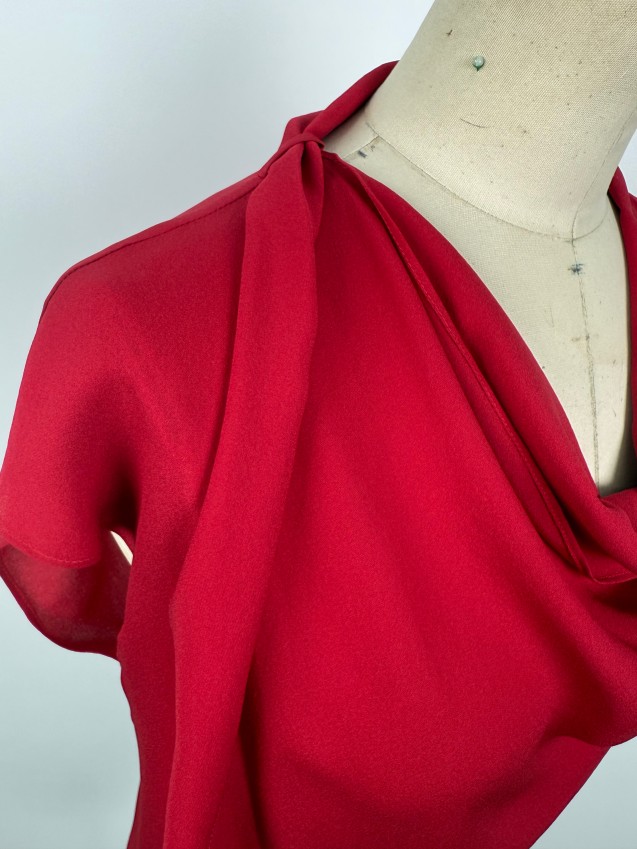 Simple, sophisticated, and elegant silk short-sleeve top Effortlessly chic with an innate sense of high-end beauty JYS37053