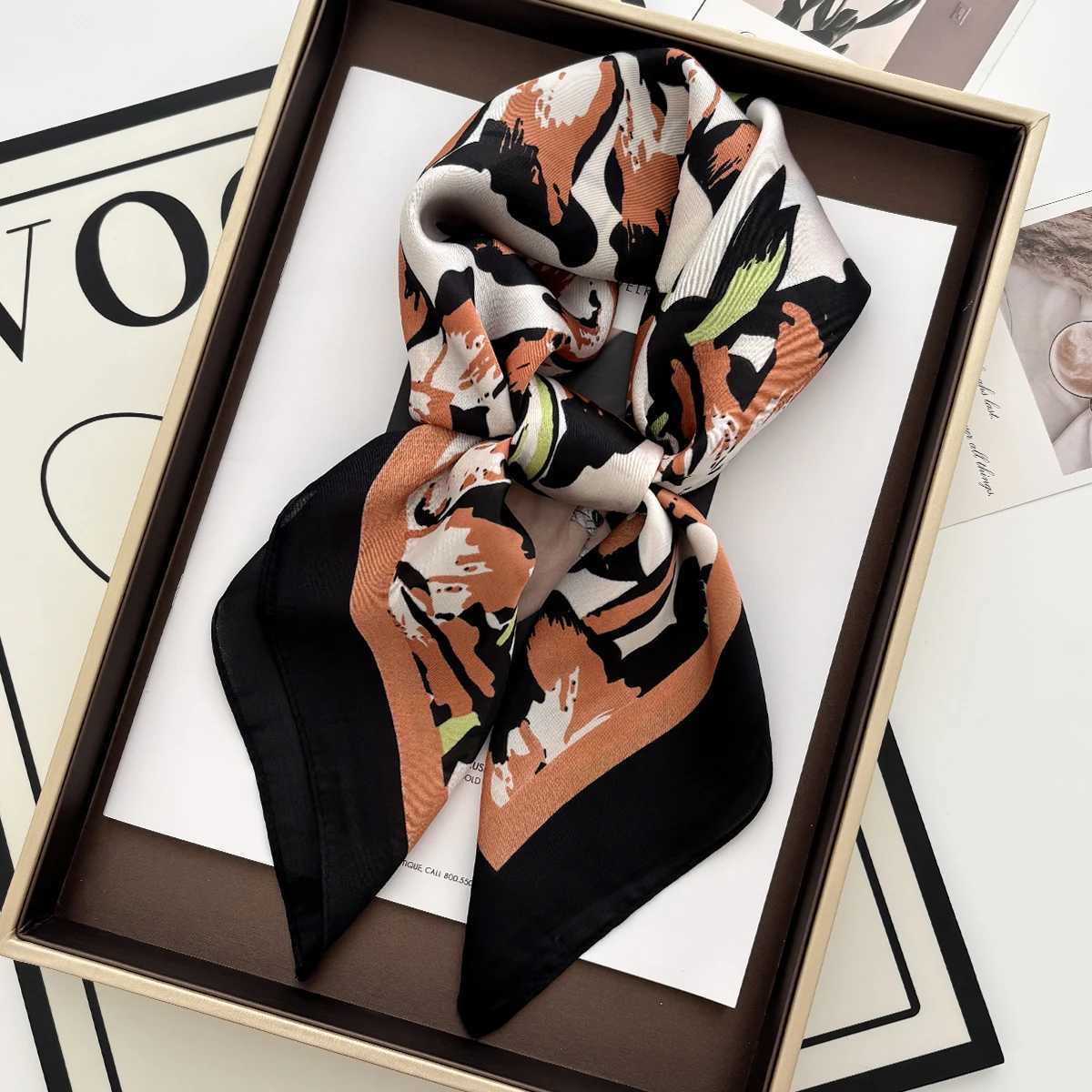 2025 New Luxury Fashion Print 7070cm Square Scarf Wen Soft Satin Haiand Neckerchief Tie Fem band Foard Bag Ribbon Y251024