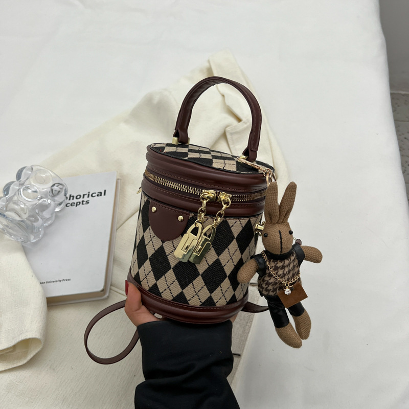 Luxury Brand Designer Bag Small Bag For Women 2025 Spring New Fashion Niche Crossbody Bag Textured Quilted Handbag Bucket Bag
