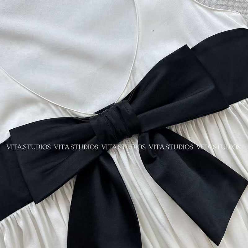Luxury Designer Women's White Silk Bow Tie Vest Classic Deep V-Neck Sleeveless Cropped Camisole Sexy Fashion Street Style Fashion Clothing S1047