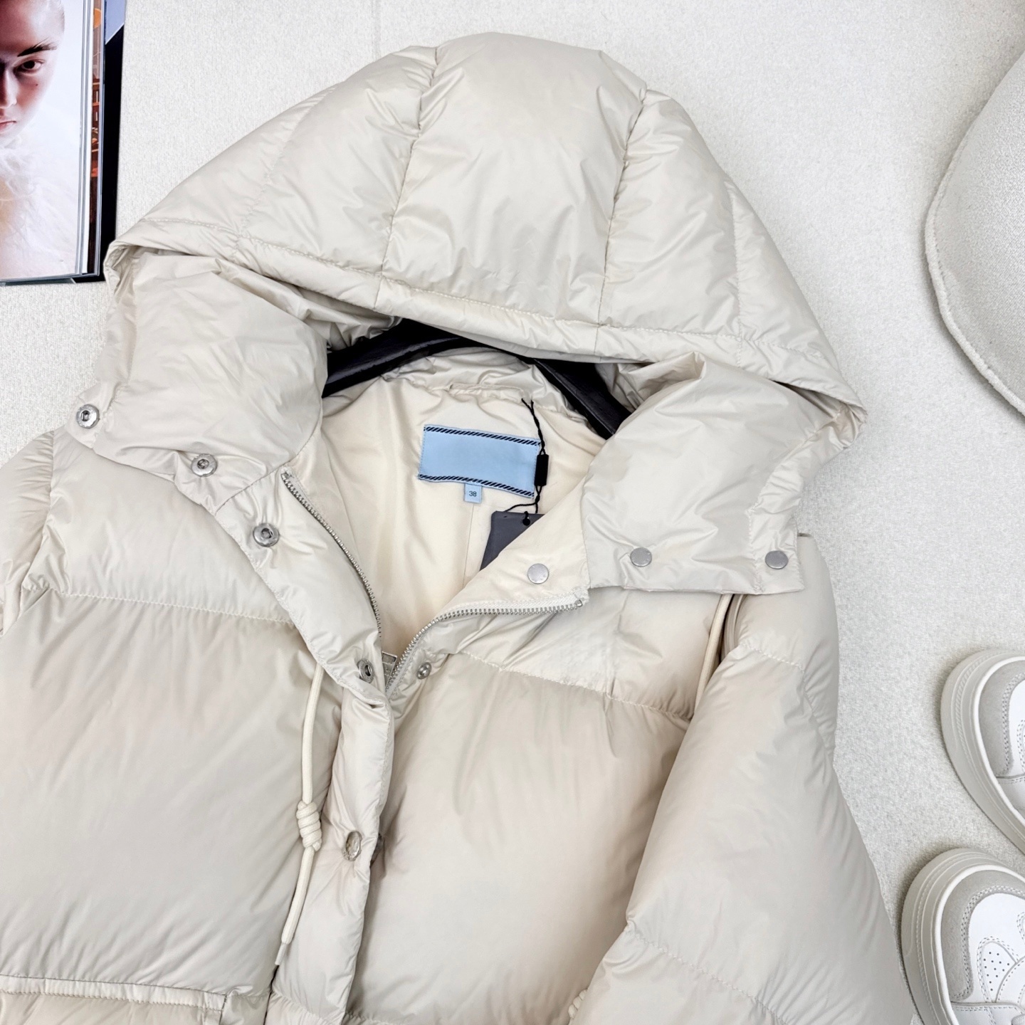 The latest women's hooded short down jacket for autumn and winter