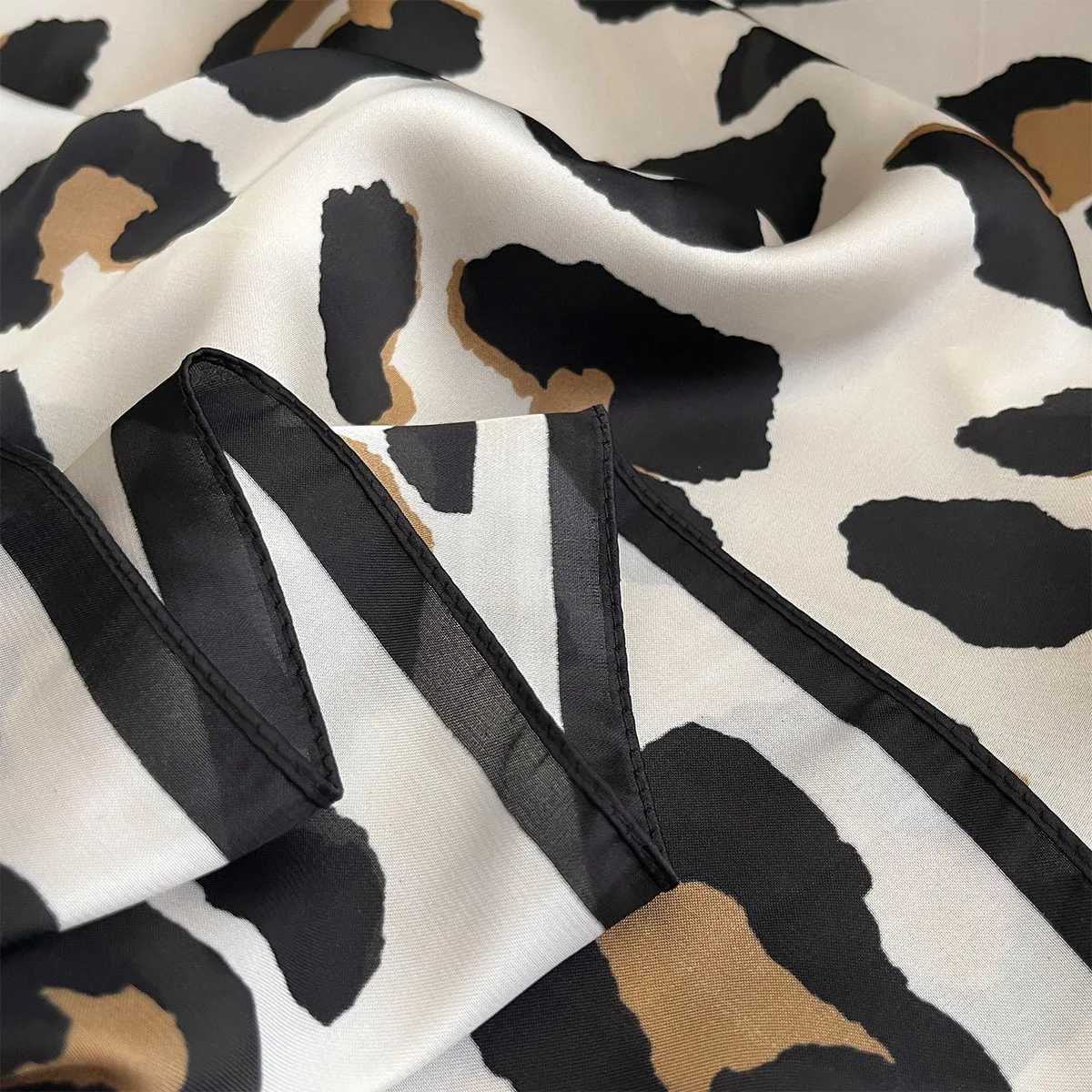 7070cm Leopard Print Silk Square Scarf Wen Scarfs Decorate Neckerchief Decorate Hijab scarf Foard Bandana Neck Tie Y251024