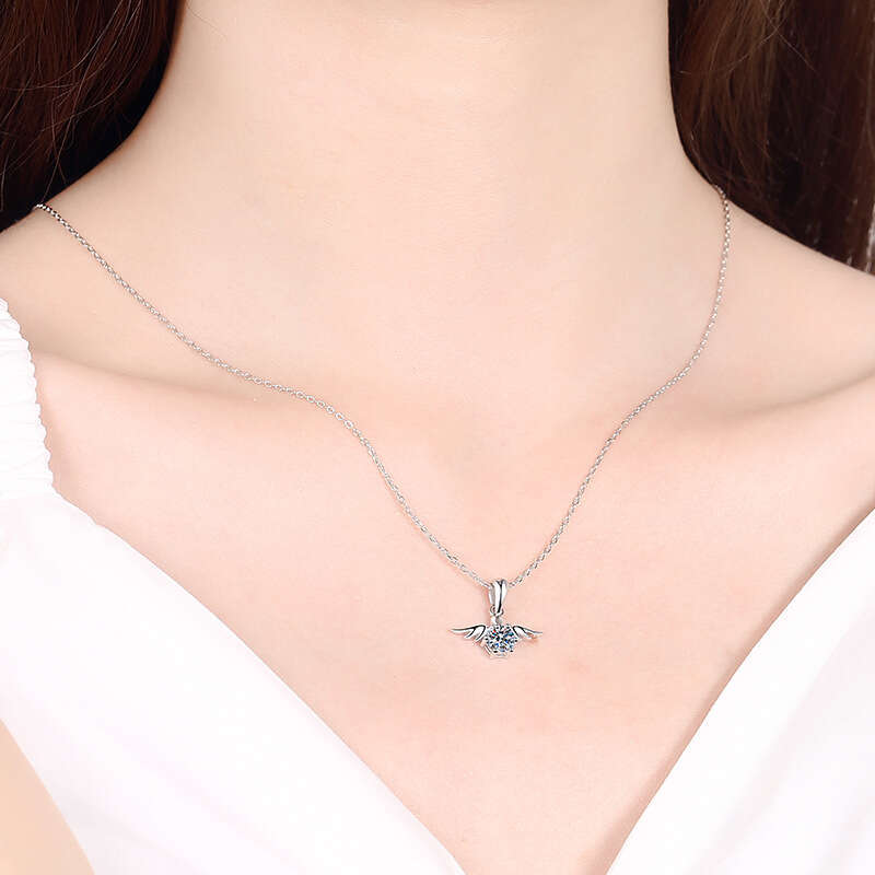 DHCollections-- S Sier Angel Necklace for Women Plated PT950 Inlaid with Moissanite Simulated Pendant Fashion Clavicle Chain