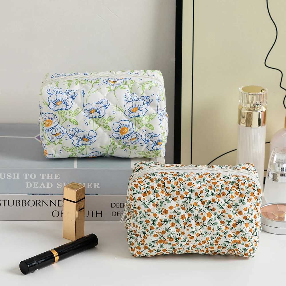 Storage Organizer Floral Puffy Quilted Makeup Bag Flower Printed Cosmetic Pouch Large Travel Cosmetic Bag Makeup AccessoryT251024