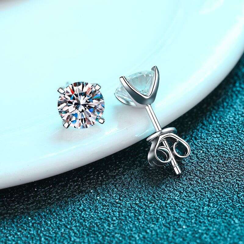 DHCollections-- XDY Sterling Sier Four-Prong 20 30 50 80 Points 1 2 Moissanite Stud Earrings Simple Style