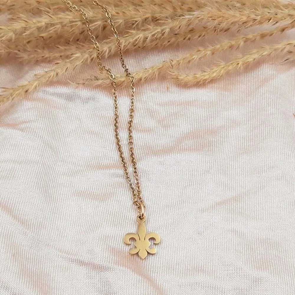 Stainl Steel Fleur De Lis Necklace Flower Lily Saint Nicholas Lotus Pendant Catholic French Royalty Necklace Women JewelryXJ251024