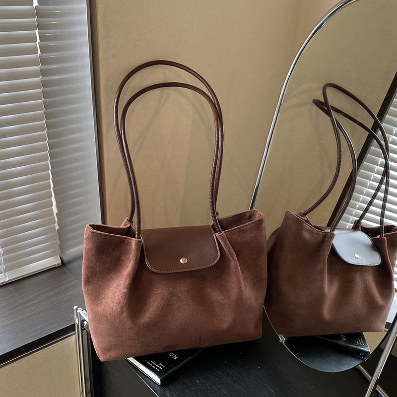2025 Winter New Women's Large Capacity Handheld Shoulder Bag Exquisite Simple Multi functional Outdoor Commuter Crossbody Bag Fashion Phone Bag