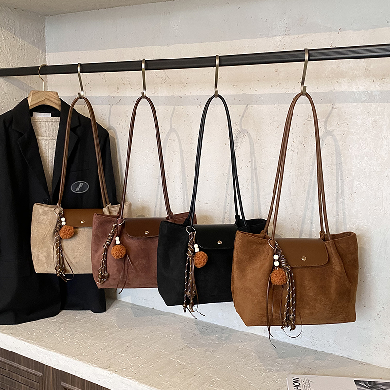 2025 Winter New Women's Large Capacity Handheld Shoulder Bag Exquisite Simple Multi functional Outdoor Commuter Crossbody Bag Fashion Phone Bag