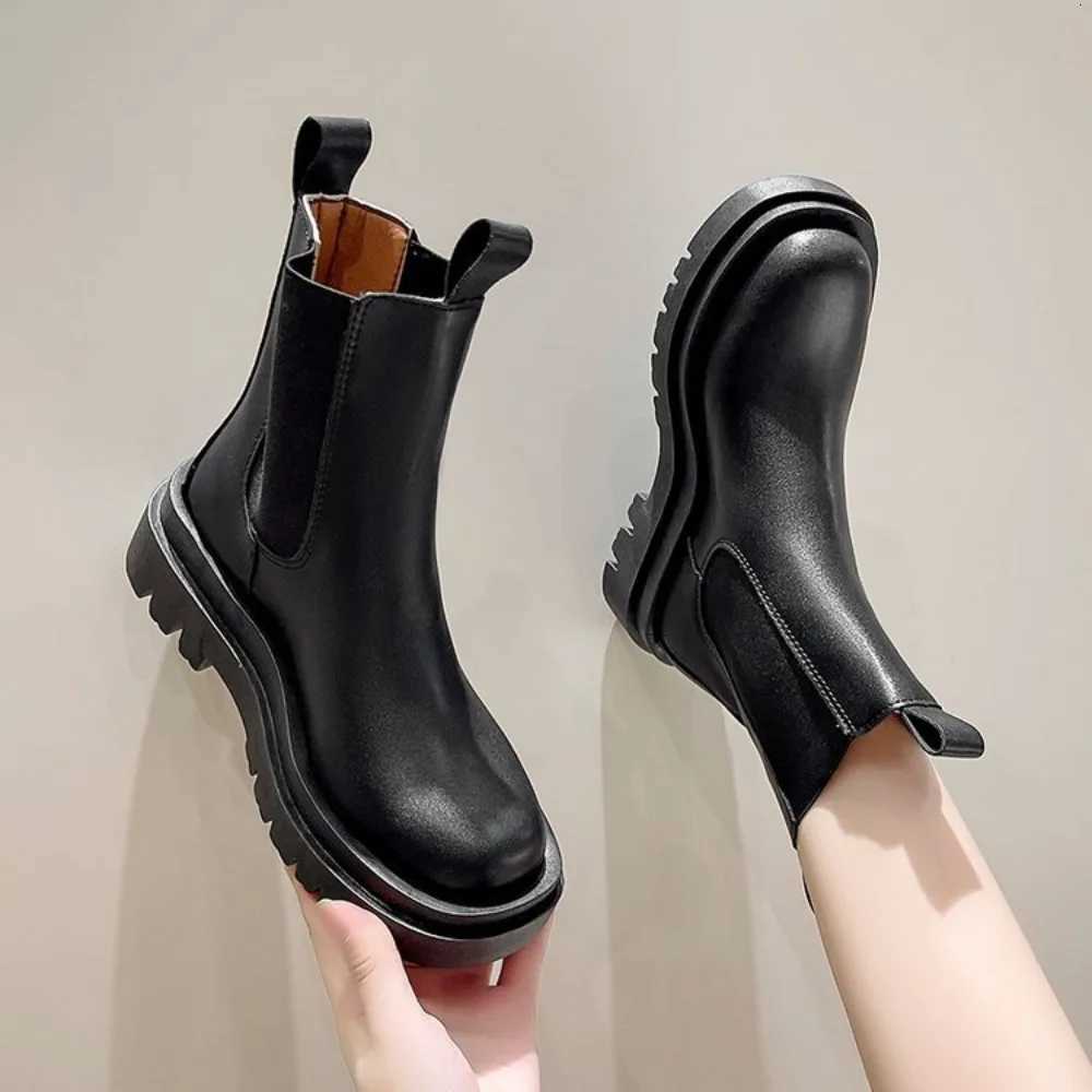 Hot Luxury Women Boots Thick Sole Chelsea Boots Women Flat Casual Boots High Quality Fashion Zapatos De Mujer Shoes for Women W251024