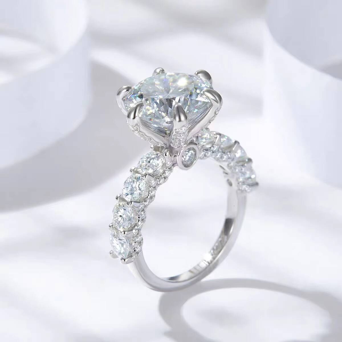 S925 Sterling Silver Plated 18K White Gold Diamond Ring with 30ct VVS Moissanite Fashionable Light Luxury Wedding Ring