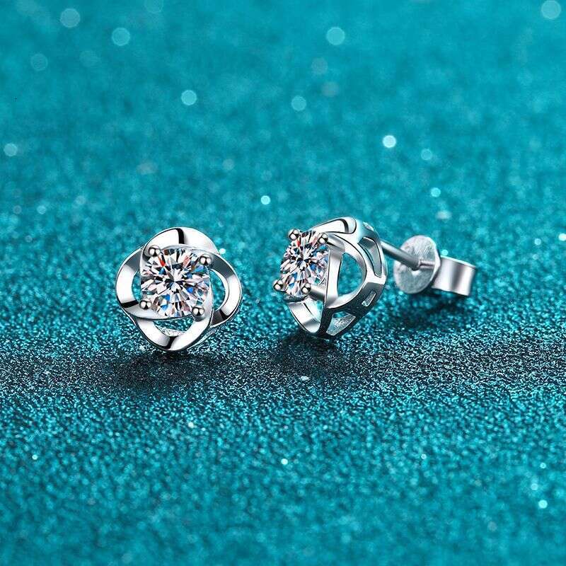 DHCollections-- XDY Pure Sier for Women Same Style 30 50 Points Simple Four-Prong Moissanite Stud Earrings Straight