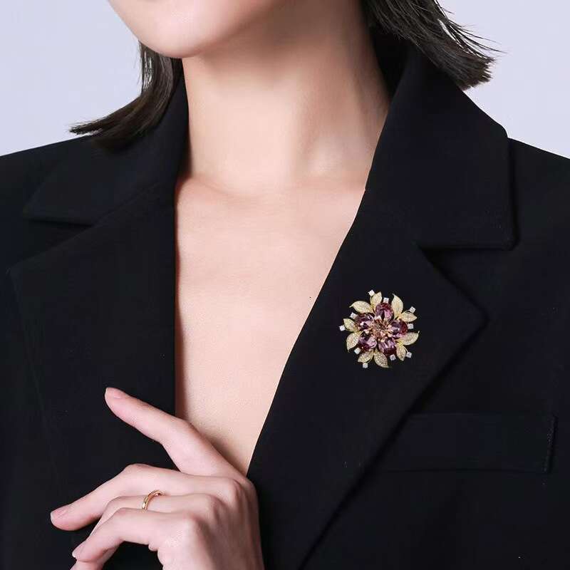 Brooch Designer luxury brooches Imitation Crystal Flower for Women men Exquisite Elegant Jewelry Accessory alloy plated 18K gold Festival gift