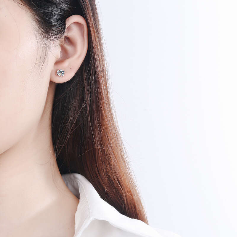 DHCollections-- Sterling Sier Earrings for Women, Bull Head Studs, Plated with PT950 Gold, Elegant and Simple Moissanite