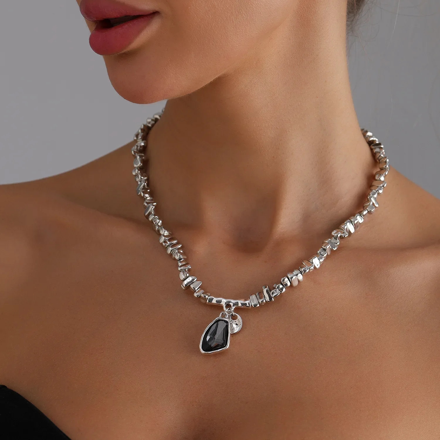 Irregular Beads Choker Necklace for Women Fashion Elegant Bracelets Black Heart Pendant Necklaces Wedding Party Jewelry Gift 251016