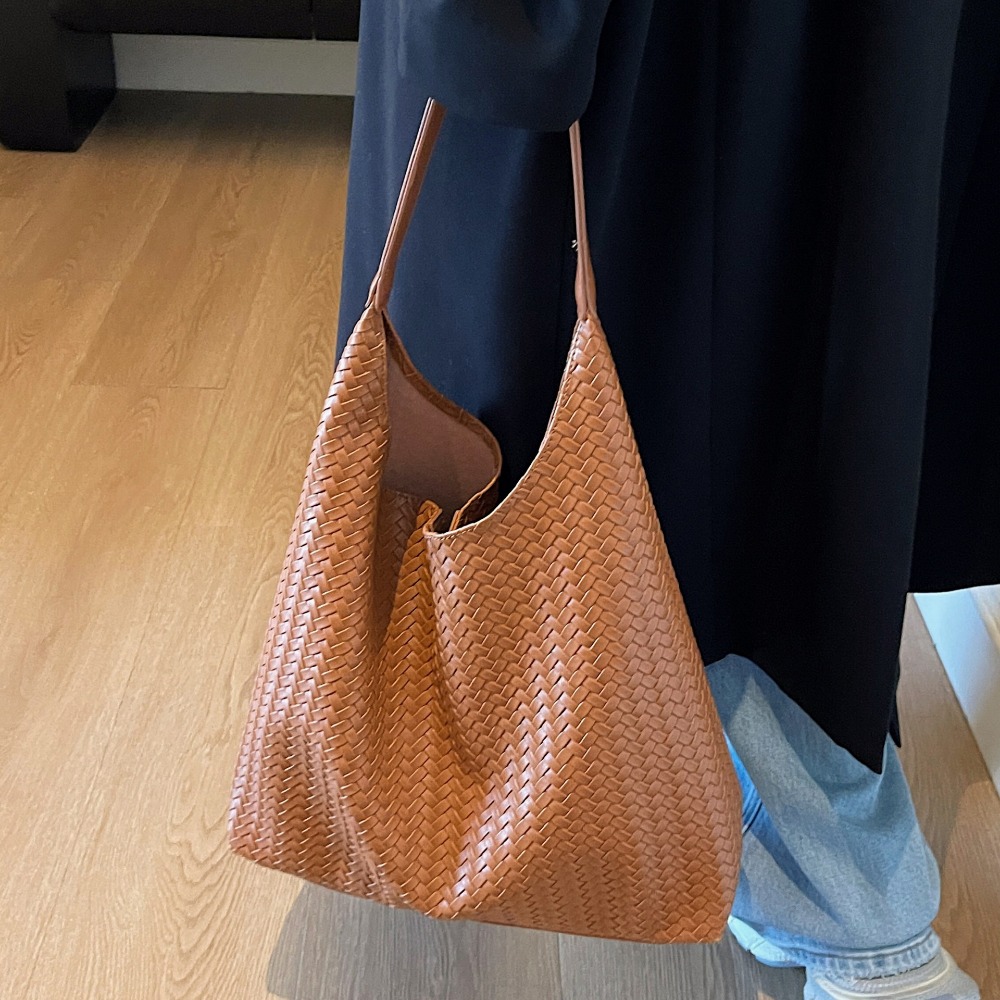 Elegant Multi-Purpose Woven Tote for Ladies: Stylish Autumn Accessory with Ample Storage Space