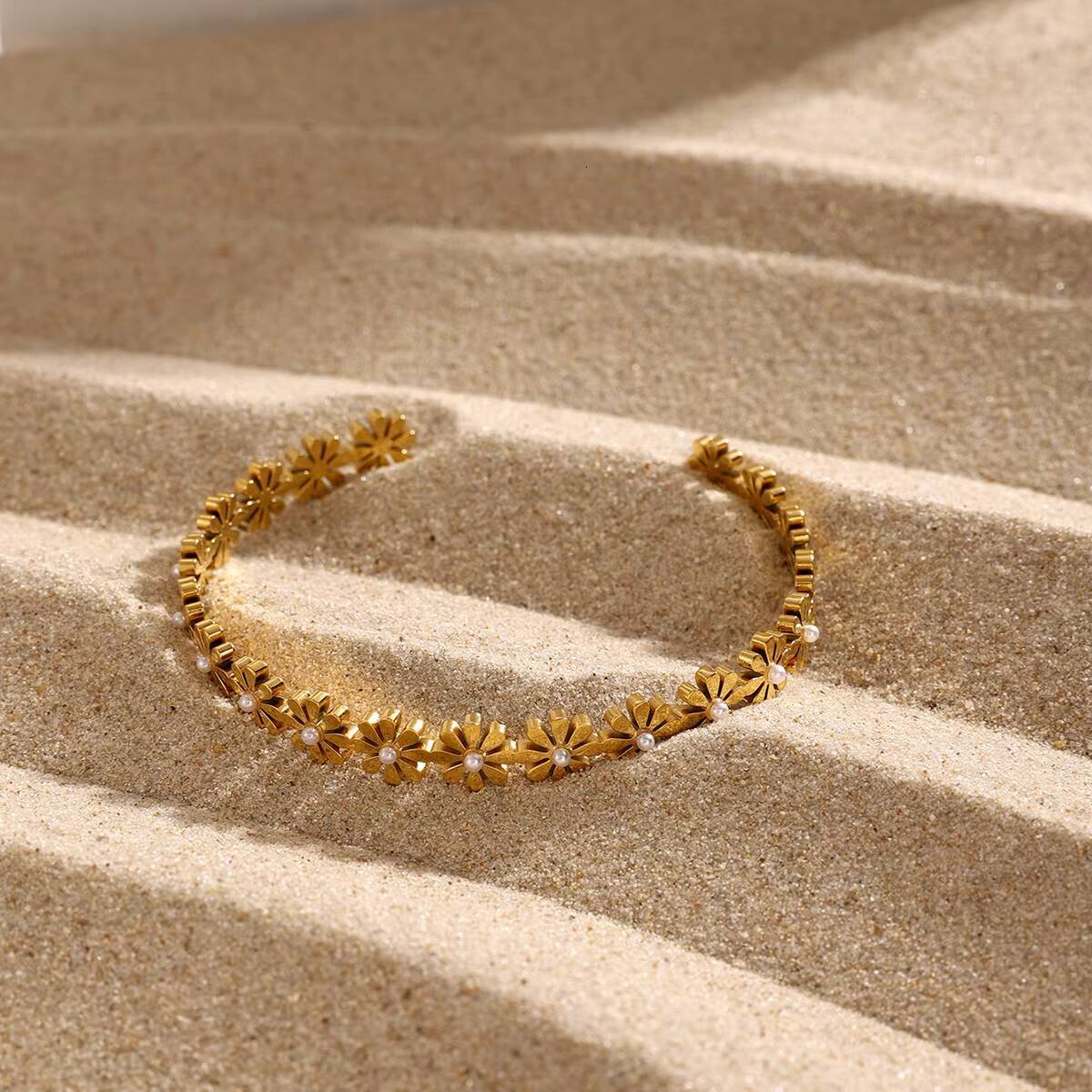 Wholesale Factory Direct Sales French Classic 18k Gold Stainless Steel Small Daisy Sticky Pearl Open Bracelet