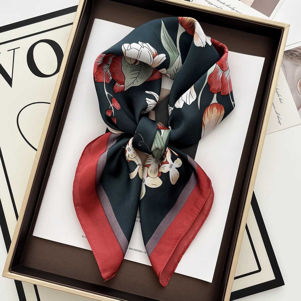 2025 New Luxury Fashion Print 7070cm Square Scarf Wen Soft Satin Haiand Neckerchief Tie Fem band Foard Bag Ribbon Y251024