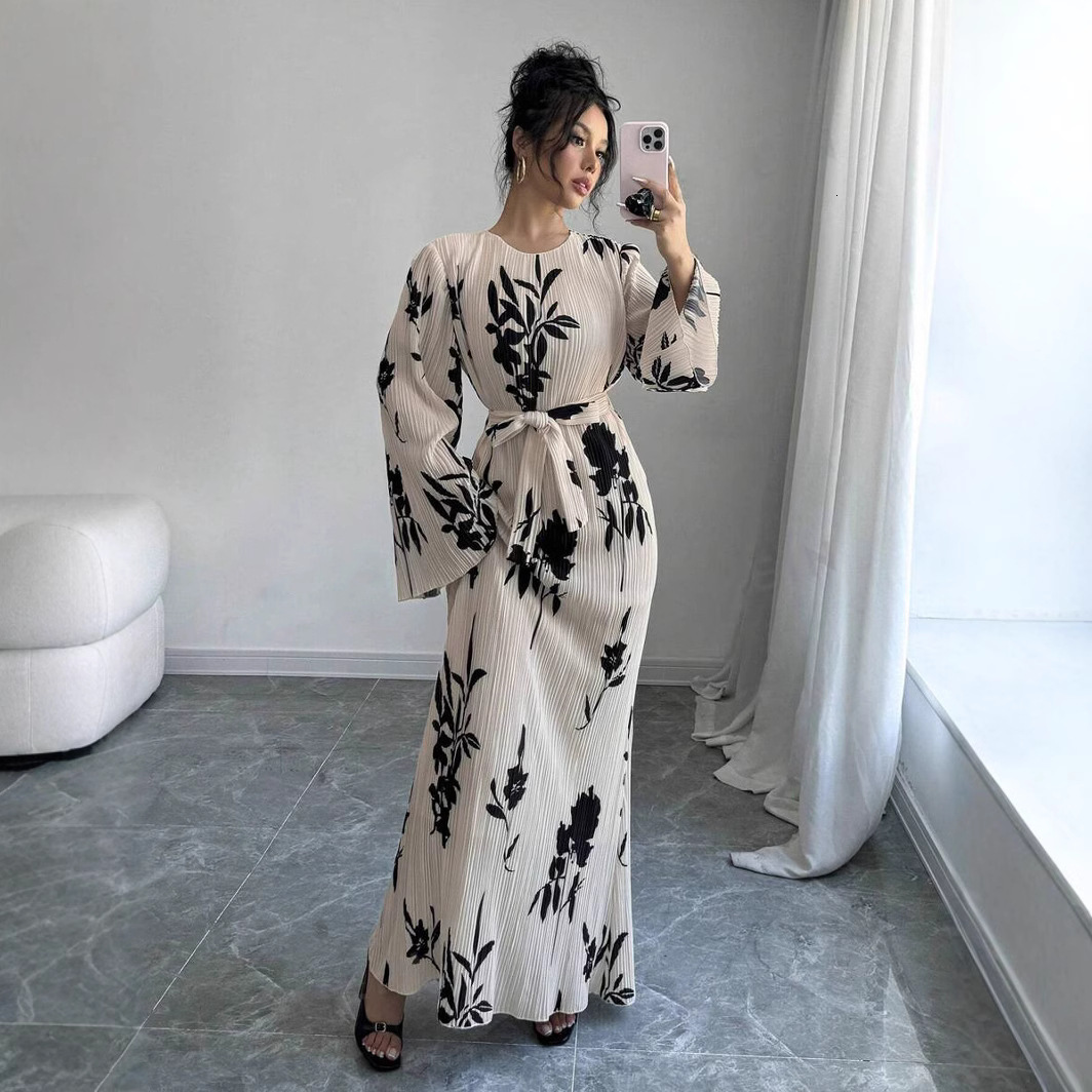 Designer women's autumn and winter new elegant pleated fabric trumpet long sleeved dress