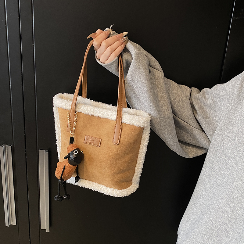 Women's 2025 New Autumn Winter Super Hot Lamb Wool Fur Velvet Vegetable Basket Casual Versatile Shoulder Bag