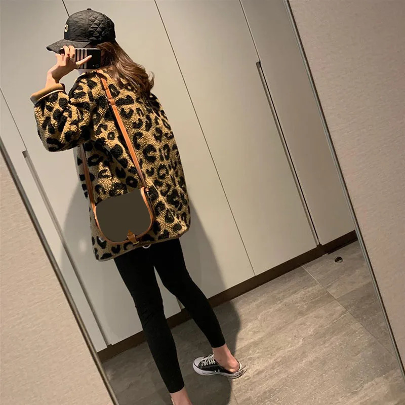 Vintage Leopard Print Winter Warm Coats Female Fashion Lightweight Lamb Wool Jacket Women Casual Loose Plush Short Outerwear 251021