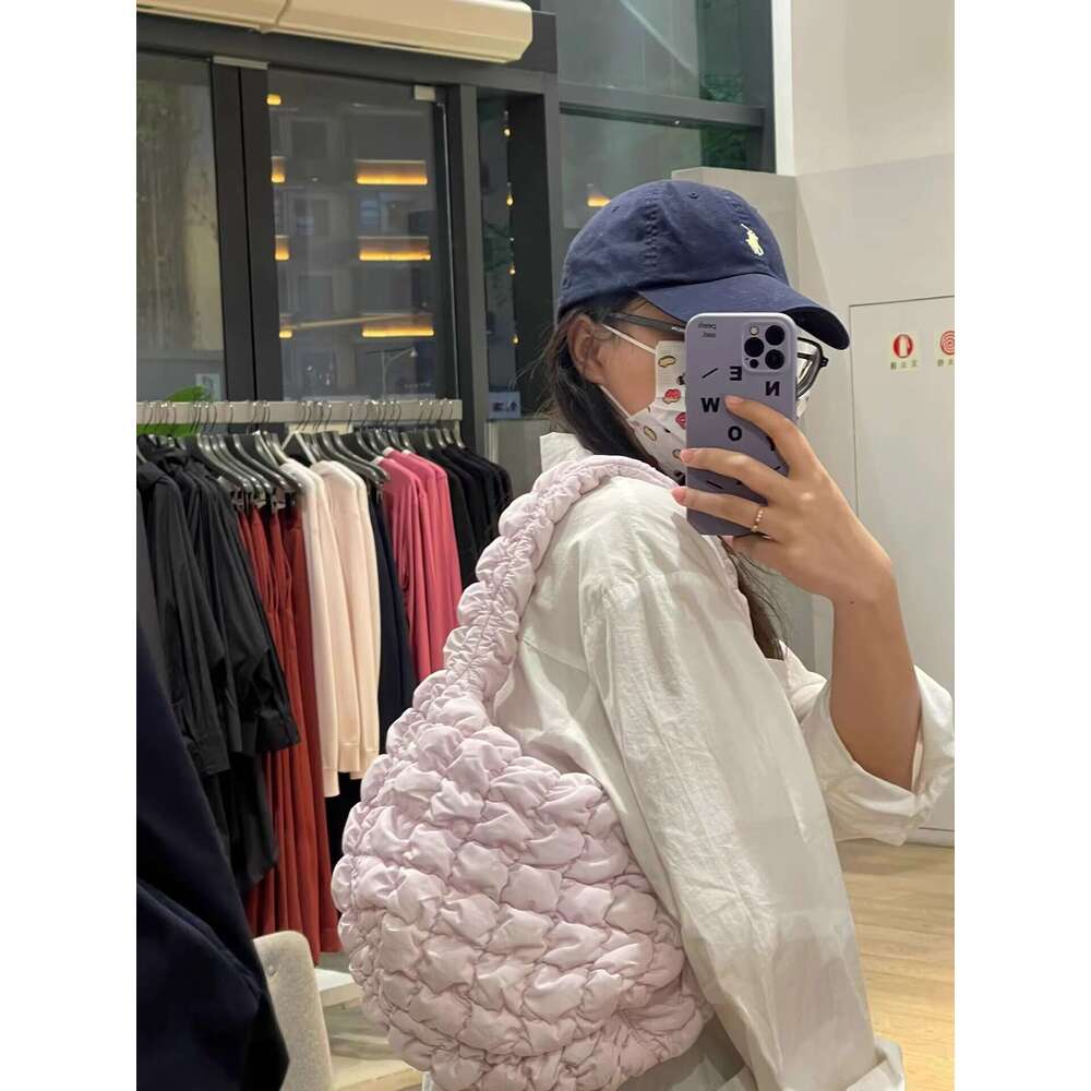 2023 Autumn Winter New Cloud Large Capacity Shoulder Pleated Puff Lightweight Quilted Crossbody Commuter Tote Bag
