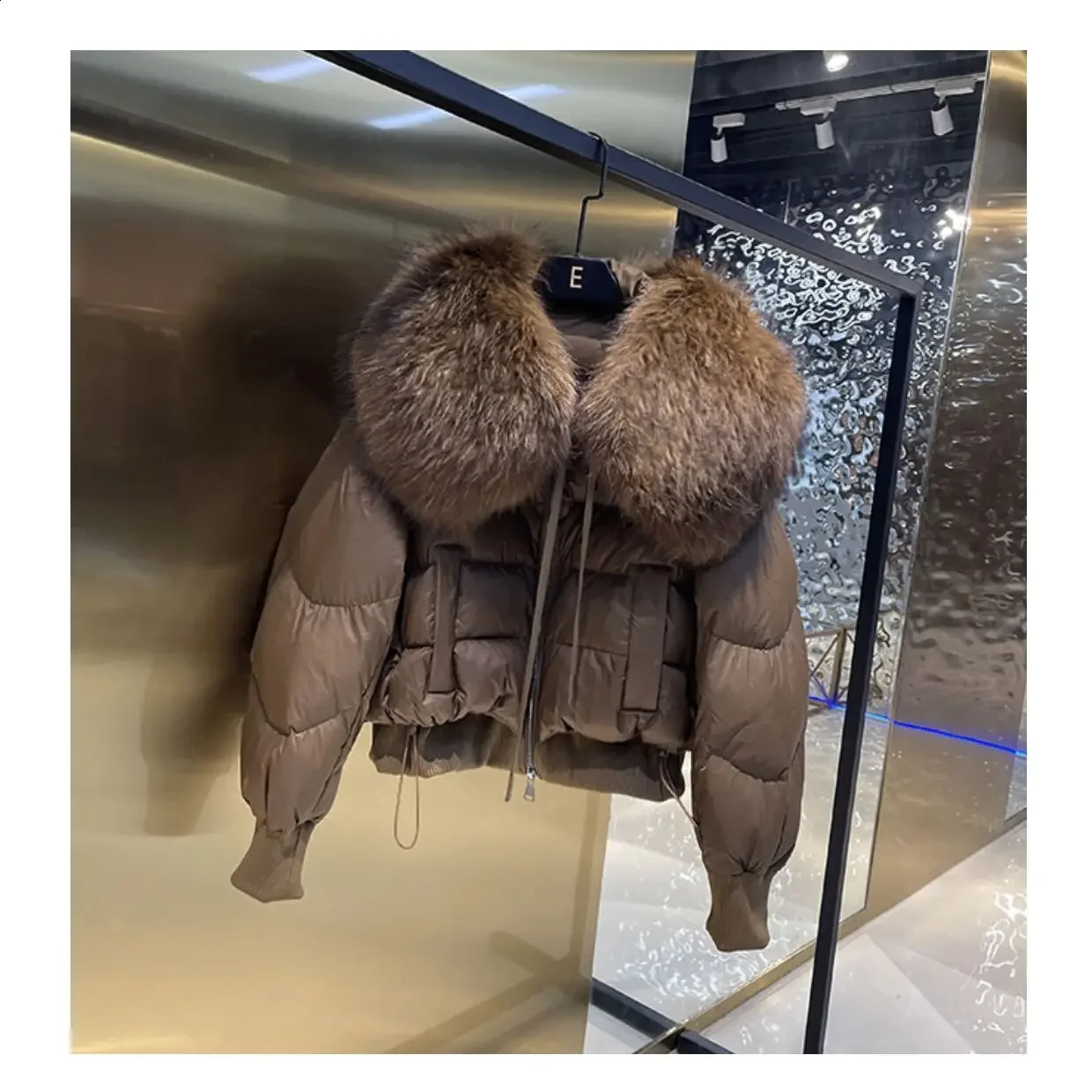 Fashionable Womens Winter Down Jacket Cropped Fox Fur Collar High End 90 White Duck Feather Coat Thick Long Sleeves 251023