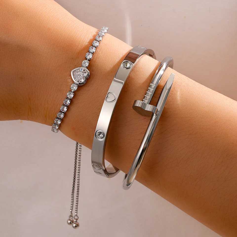 Retro Luxury Heartshaped Stainless Steel Bracelet Set Is Suitable For Daily Banquets Parties Travel Summer Pairing With Jewel entry luxW251024