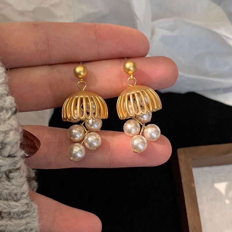 French Bell Pearl High-End Niche Versatile for Women Fashionable Light Temperament Tassel Drop Earrings