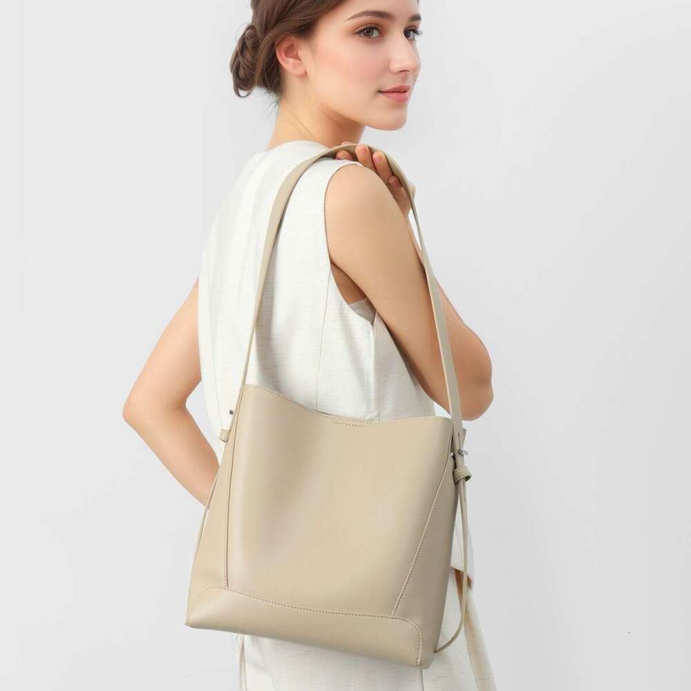 Women's tote bag 2025 New Crossbody Versatile Genuine Leather Single Shoulder Large Capacity Commuter Bucket Bag