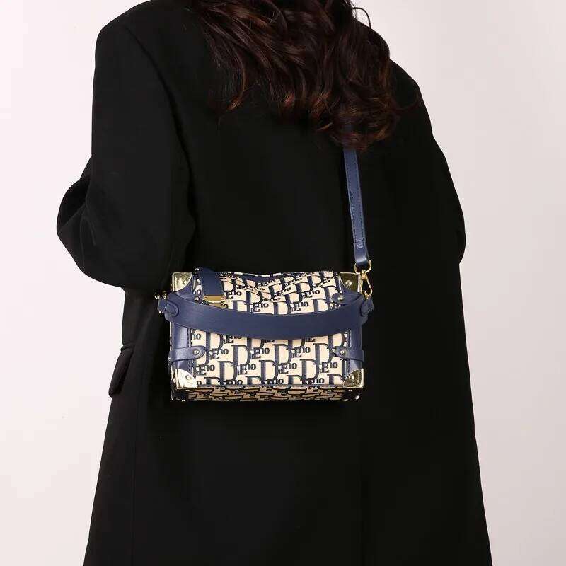 Designer bag Unique High-End Minimalist Messenger Bag Women Vintage Leather Design Trendy Letter Perfect For Superstar Show