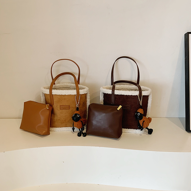 Women's 2025 New Autumn Winter Super Hot Lamb Wool Fur Velvet Vegetable Basket Casual Versatile Shoulder Bag