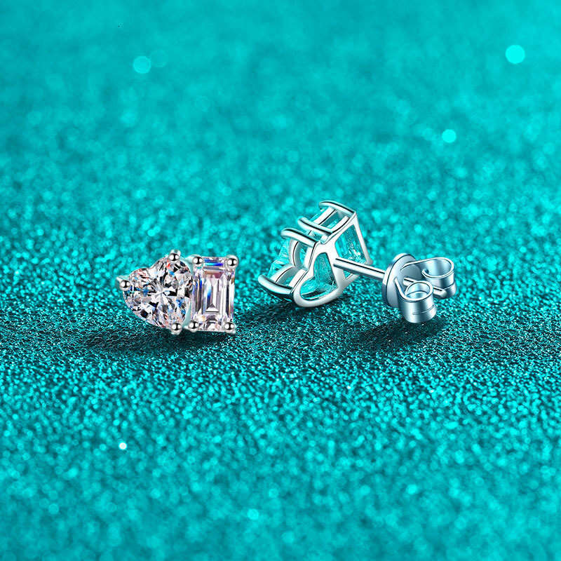 DHCollections-- S Pure Sier Women's High-end Simple Plated PT950 Gold Princess Style Niche Square Heart-shaped Moissanite Stud Earrings