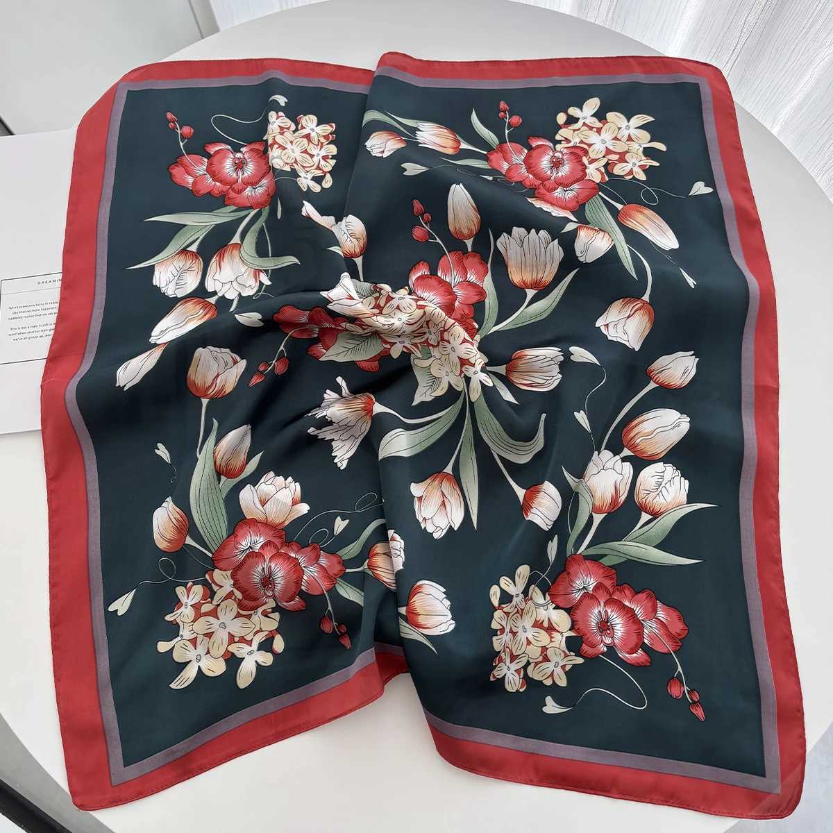 2025 New Luxury Fashion Print 7070cm Square Scarf Wen Soft Satin Haiand Neckerchief Tie Fem band Foard Bag Ribbon Y251024