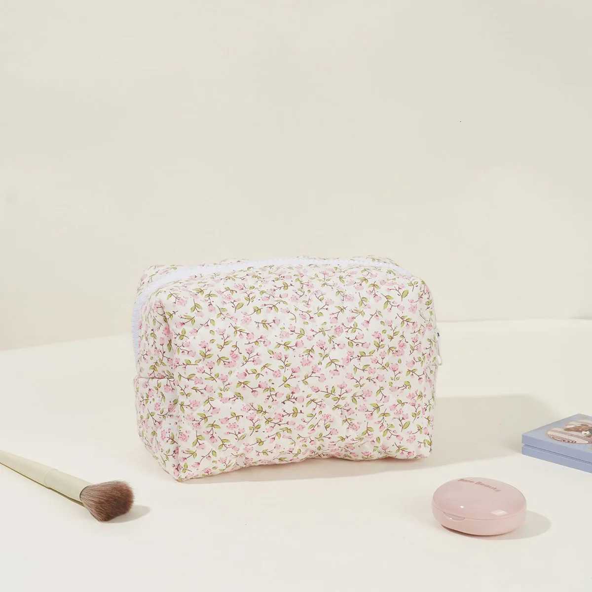 largecapacity cotton floral quilted makeup toiletry storage bagT251024