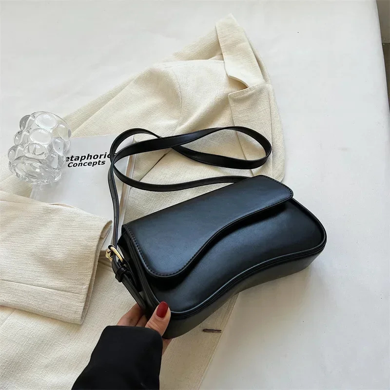 Vintage Leather Crossbody Bags for Women 2024 er Female Small Flap Shoulder Underarm Bag Armpit Handbags and Purses 251023