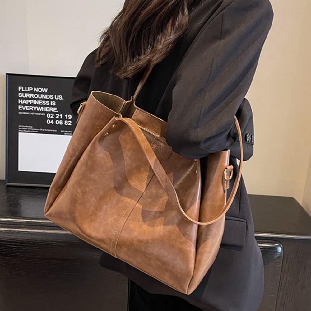 Fashionable Ladies' Oversize Fall-Winter Shoulder Pouch with Premium Build Quality