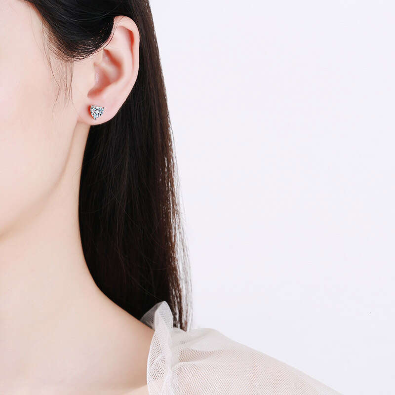 DHCollections-- Sier Heart-Shaped Moissanite Simple Earrings Women, Plated with PT950 Gold, Gift for Girlfriend or Best Friend