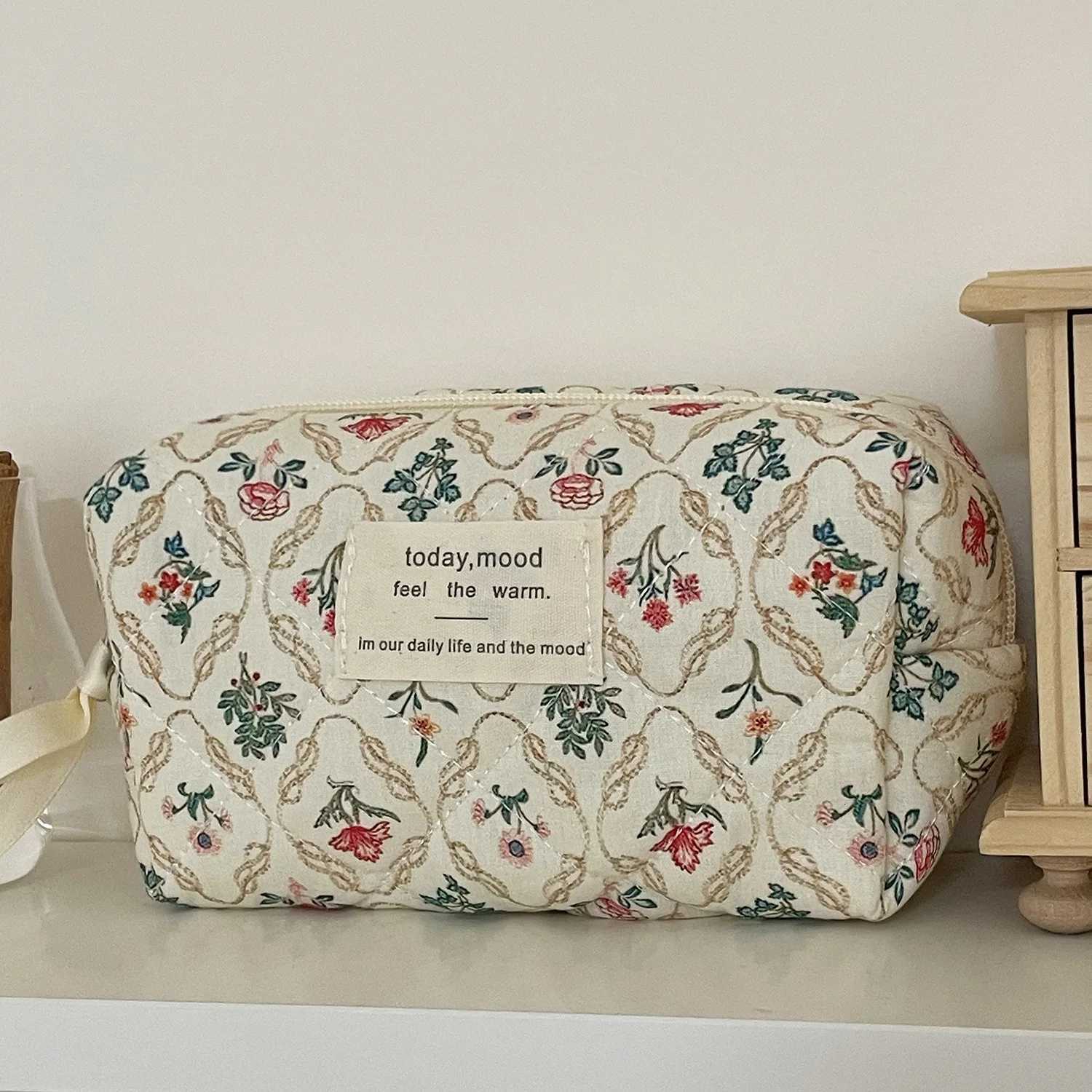 Retro Large Capacity Womens Floral Storage Bag Portable Ladies Travel Cosmetic Bags Female Flower Makeup Cases Clutch PurseT251024