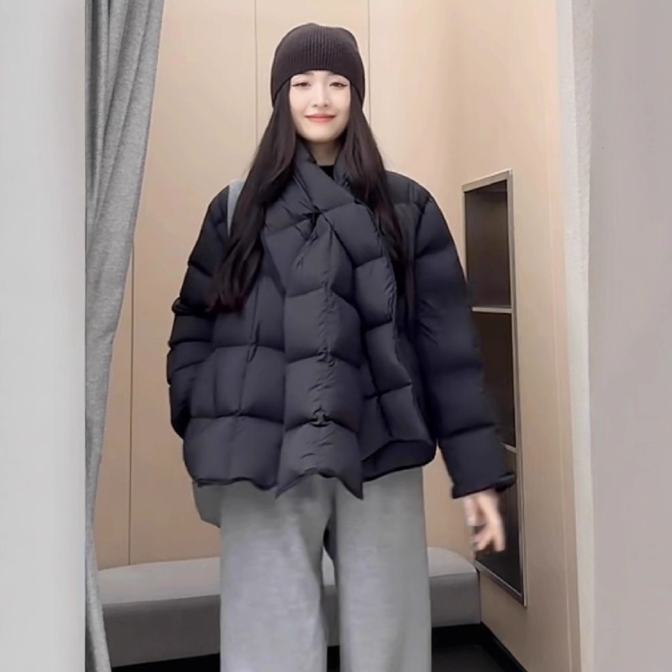 Designer women down jacket 25 autumn/Winter new style, women's detachable scarf 90 white duck down short bubble, catching the trend of overcoats