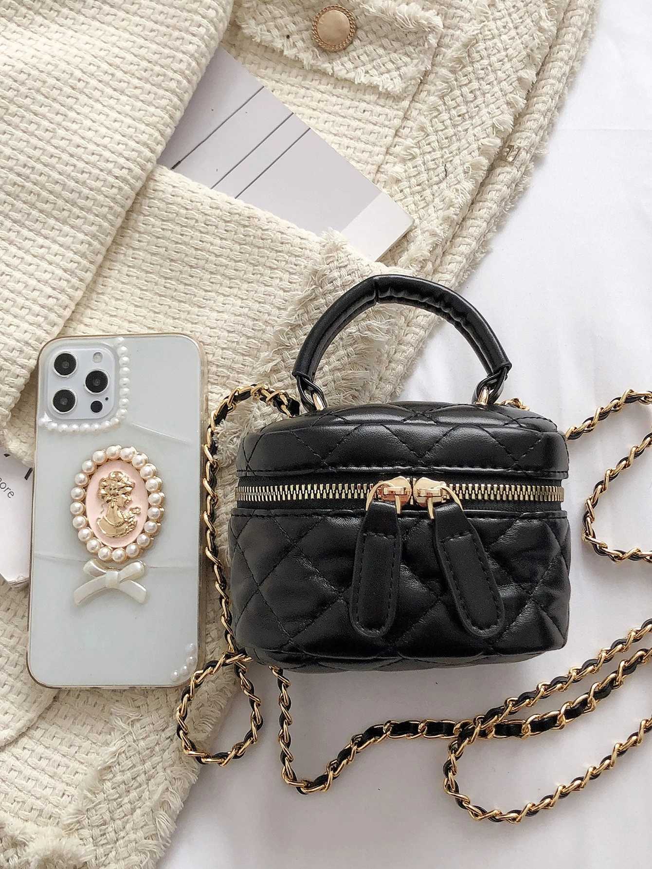 Diamd Quilted Leather Bucket Bag with Gold Chain Shoder Strap and Golden Zipper Details MtiColor Ripped Edge Vintage Styl Y251022