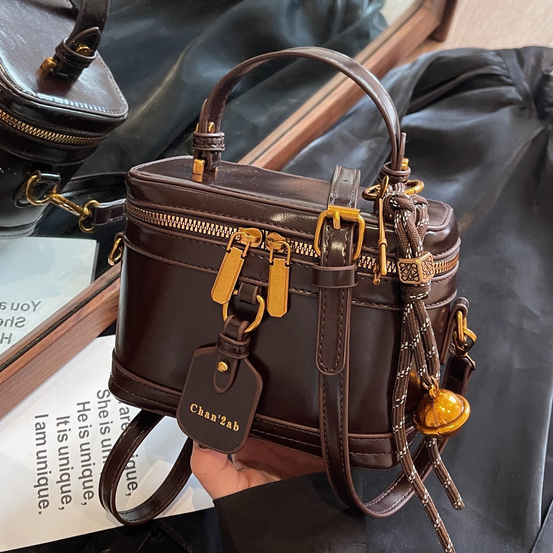 Luxury Brand Designer Bag 2025 New High-End Niche Design Box Bag Handbag Trendy Single Shoulder Crossbody Bucket Bag Women's Bag