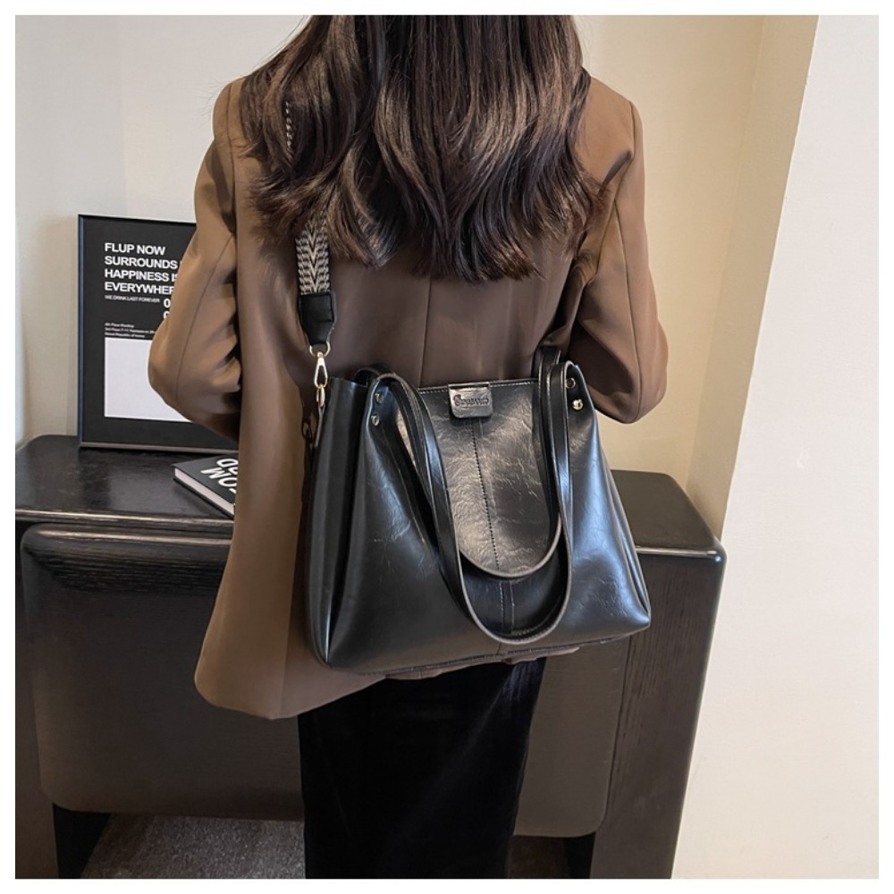 Fashionable Ladies' Oversize Fall-Winter Shoulder Pouch with Premium Build Quality